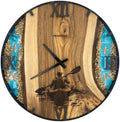Runde Wanduhr aus Walnussholz, 50 cm, schwarzer Rahmen, römische Ziffern, blaues Epoxidharz, Steine, Küste, Kajak