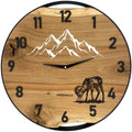 Runde Wanduhr aus Eichenholz, 50 cm, schwarzer Rahmen, arabische Ziffern, weisses Epoxidharz, schneebedeckte Berge, Widder
