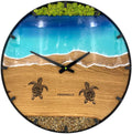 Runde Wanduhr aus Eichenholz, 50 cm, schwarzer Rahmen, Teilstriche Ziffern, türkises Epoxidharz, grünes Moos, Steine, zwei Schildkröten