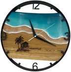 Runde Wanduhr aus Eichenholz, 35 cm, schwarzer Rahmen, arabische Ziffern, türkises Epoxidharz, Häuschen und Palme