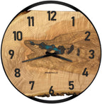 Runde Wanduhr aus Eschenholz, 50 cm, schwarzer Rahmen, arabische Ziffern, türkises Epoxidharz, kleiner See