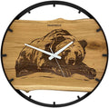 Runde Wanduhr aus Eichenholz, 50 cm, schwarzer Rahmen, Teilstriche Ziffern, Der liegende Bär