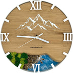 Horloge murale ronde en chêne, 35 cm, cadre blanc, chiffres arabes, chalet de montagne avec les Alpes en arrière-plan.