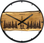 Runde Wanduhr aus Eichenholz, 50 cm, schwarzer Rahmen, Teilstriche Ziffern, Wanderer im Wald