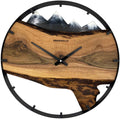 Runde Wanduhr aus Walnussholz, 50 cm, schwarzer Rahmen, Teilstriche Ziffern, schwarzes Epoxidharz, Schneebedeckte Berge im Hintergrund