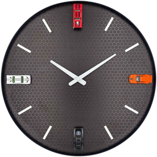 Runde Wanduhr aus Sperrholz, 50 cm, schwarzer Rahmen, Teilstriche Ziffern, 4 Hot-Wheels-Autos