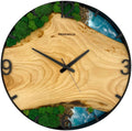 Runde Wanduhr aus Eschenholz, 50 cm, schwarzer Rahmen, arabische Ziffern, türkises Epoxidharz, grünes Moos, Steine, Küste