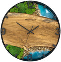 Runde Wanduhr aus Eichenholz, 35 cm, schwarzer Rahmen, arabische Ziffern, türkises Epoxidharz, grünes Moos, Steine, Küste