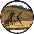 Runde Wanduhr aus Walnussholz, 35 cm, schwarzer Rahmen, Teilstriche Ziffern, schwarzes Epoxidharz, Bär, Schneebedeckte Berge im Hintergrund