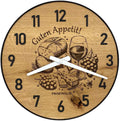 Runde Wanduhr aus Eichenholz, 35 cm, schwarzer Rahmen, arabische Ziffern, Käseplatte und Wein, Guten Appetit