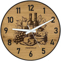 Runde Wanduhr aus Eichenholz, 35 cm, schwarzer Rahmen, arabische Ziffern, Käseplatte und Wein