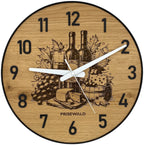 Runde Wanduhr aus Eichenholz, 35 cm, schwarzer Rahmen, arabische Ziffern, Käseplatte und Wein
