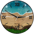 Runde Wanduhr aus Walnussholz, 35 cm, schwarzer Rahmen, römische Ziffern, türkises Epoxidharz, grünes Moos
