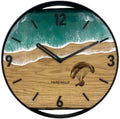 Runde Wanduhr aus Eichenholz, 35 cm, schwarzer Rahmen, arabische Ziffern, türkises Epoxidharz, Paraglider
