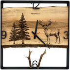 Quadratische Wanduhr aus Walnussholz, 50 cm, schwarzer Rahmen, arabische Ziffern, Ein Hirsch im Nadelwald, Geweih