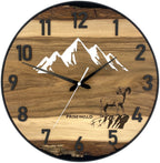 Runde Wanduhr aus Walnussholz, 35 cm, schwarzer Rahmen, arabische Ziffern, Verschneite Berge, ein Widder auf einem Felsen